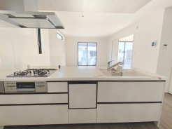 収納力のあるシステムキッチンには食器洗浄機を完備。お手入れのしやすさや機能性、デザイン性に優れています。
■三鷹市上連雀9　新築一戸建て■