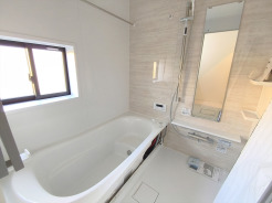 一日の疲れを癒すための心地よい浴室はゆとりあるサイズを採用。浴室乾燥機付き！汚れにくくお手入れしやすい浴室です。
■府中市多磨町2　新築一戸建て■