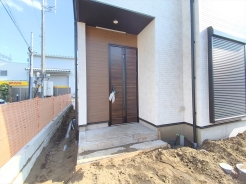 玄関はおうちの顔です。いつも明るくキレイな状態でご家族の帰りをお待ちします。
■府中市多磨町2　新築一戸建て■