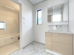 サニタリースペースには窓が備えられております。毎朝の身支度も、陽の光差し込む明るい空間で、快適にお使い頂けそうです。
■八王子市散田町2　新築一戸建■