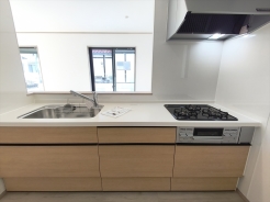 対面キッチなのでリビングにいる家族の様子がうかがえるので小さなお子様がいても安心ですね。
■八王子市散田町2　新築一戸建■