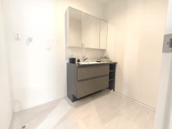 大きな三面鏡がついた洗面化粧台。鏡の裏にも収納があり洗面台がすっきりと片付きます。朝の身支度にも大変便利です。
■国分寺市西町4　新築一戸建て■※写真は1号棟モデルハウスです。