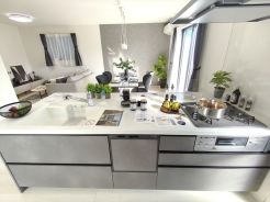 キッチンにはカップボードが備え付けてあります。食器などがいっぱい収納できて便利ですね。※写真は1号棟モデルハウスです。
■国分寺市西町4　新築一戸建て■