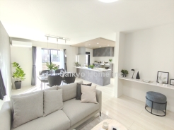 18帖超の広々LDK。南に面した窓からは暖かな陽光がたっぷり差し込みます。また通気性にも優れた設計です。※写真は1号棟モデルハウスです。
■国分寺市西町4　新築一戸建て■