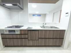 対面キッチなのでリビングにいる家族の様子がうかがえるので小さなお子様がいても安心ですね。
■国分寺市西町4　新築一戸建て■