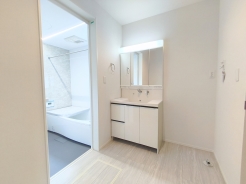 清潔なパウダールームは身だしなみチェックや肌のお手入れに最適です。収納もあり、スッキリと見映えの良い空間に拵えました。時間に余裕とゆとりを持たせます。
■日野市上田　新築一戸建て■