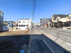 前面道路は約12mの幅広な道路です。入出庫の際もらくらくです。
■日野市多摩平6　新築一戸建■