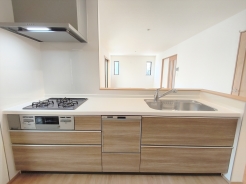 キッチンからリビング全体を見渡せるので、小さなお子様がいらしても様子を見ながら家事ができますね
■府中市西原町4丁目　新築戸建て■