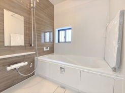 一日の疲れを癒すための心地よいバスタイムを演出する浴室はゆとりあるサイズを採用。浴室乾燥機付き！
■府中市西原町4丁目　新築戸建て■