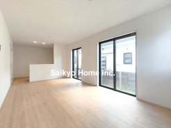 南向きの大きな窓からは柔らかな光が差し込み、１年を通して明るくリビングを照らしてくれます。自然と家族の笑顔と心穏やかな一時を感じる事ができる、そんな空間になりました。
■府中市西原町4丁目　新築戸建て■