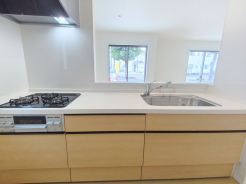 対面キッチなのでリビングにいる家族の様子がうかがえるので小さなお子様がいても安心ですね。
■府中市日新町3　新築一戸建て■