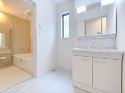 サニタリースペースには窓が備えられております。毎朝の身支度も、陽の光差し込む明るい空間で、快適にお使い頂けそうです。
■府中市日新町3　新築一戸建て■