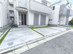 カースペースはコンクリート仕上げ。雨の日でも足元を気にすることなく駐車できます。
■府中市日新町3　新築一戸建て■