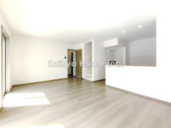 陽光ふりそそぐ明るいリビング。対面式キッチンは、家事をしながら家族の様子が一目でわかる安心＆便利設備
■府中市日新町3　新築一戸建て■