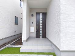 玄関はおうちの顔です。いつも明るくキレイな状態でご家族の帰りをお待ちします。
■府中市日新町3　新築一戸建て■