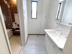 収納力を備えた三面鏡洗面化粧台を採用。日用品のストックまですっきり収納！ 爽やかに気持ちよく1日が始められるように、美しい洗面化粧台をご用意しました。
■府中市日新町3　新築一戸建て■