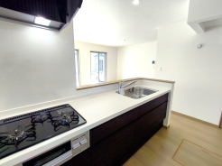 キッチンからリビング全体を見渡せるので、小さなお子様がいらしても様子を見ながら家事ができますね
■府中市日新町3　新築一戸建て■