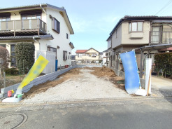 前面道路は約4mの幅広な道路です。入出庫の際もらくらくです。■多摩市連光寺1　新築一戸建て■