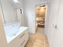 サニタリースペースには窓が備えられております。毎朝の身支度も、陽の光差し込む明るい空間で、快適にお使い頂けそうです。
■府中市朝日町1丁目　新築戸建て■