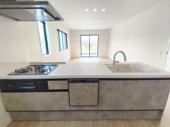 キッチンからリビング全体を見渡せるので、小さなお子様がいらしても様子を見ながら家事ができますね。
■府中市朝日町1丁目　新築戸建て■