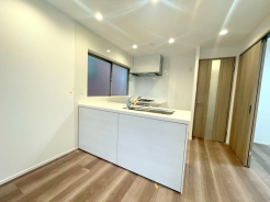 白を基調とした清潔感あふれるキッチン！家事の一助けに食洗機も完備されております！蛇口一体型の浄水器も完備!!■江東区東陽3　分譲マンション■
