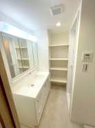 ビルトインシャワー水栓・三面鏡キャビネット・ボウル一体型カウンター等使いやすい洗面台。大切なお洋服を手洗いするときにも、お子様のものをちょっと洗いたいときにも使いやすい！リネン棚も便利にお使いいただけます。■江東区東陽3　分譲マンション■
