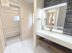 シンプルなデザインの洗面化粧台は使いやすく、お掃除も楽です。鏡の裏はすべて収納になっているので、ドライヤーなどすっきりと片付きます。
■府中市小柳町5丁目　新築戸建て■