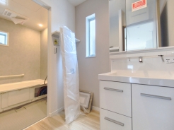 サニタリースペースには窓が備えられております。毎朝の身支度も、陽の光差し込む明るい空間で、快適にお使い頂けそうです。
■立川市栄町3　新築一戸建て■