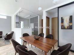 開放的な空間と、陽当たりが魅力のリビングルーム。家族の時間をゆったりと過ごせるプランニングになっています。※家具等はCG加工しております。■立川市栄町3　新築一戸建て■