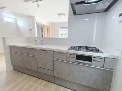 キッチンに立った位置から、リビングにいる家族に目線が届く見守りキッチン！
■立川市栄町3　新築一戸建て■