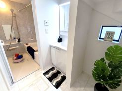 暮らしを快適に変えるシャワー付洗面台を採用。爽やかに気持ちよく1日が始められるように、美しい洗面化粧台をご用意しました。
■小金井市東町2　新築一戸建■