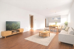 南向きの大きな窓からは柔らかな光が差し込み、１年を通して明るくリビングを照らしてくれます。自然と家族の笑顔と心穏やかな一時を感じる事ができる、そんな空間になりました。※家具等はCG加工しております。■三鷹市上連雀9　新築一戸建て■