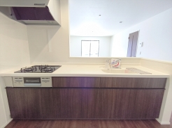 キッチンからリビング全体を見渡せるので、小さなお子様がいらしても様子を見ながら家事ができますね■三鷹市上連雀9　新築一戸建て■