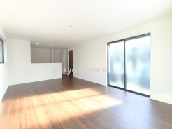 南向きの大きな窓からは柔らかな光が差し込み、１年を通して明るくリビングを照らしてくれます。自然と家族の笑顔と心穏やかな一時を感じる事ができる、そんな空間になりました。■三鷹市上連雀9　新築一戸建て■