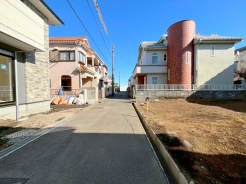 周囲にはスーパーをはじめとした買い物施設も揃っています。住みやすさと利便性を兼ね備えた環境です。■日野市日野台4　新築一戸建て■