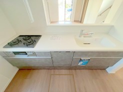 キッチンに立った位置から、リビングにいる家族に目線が届く見守りキッチン！
■立川市栄町3　新築一戸建て■