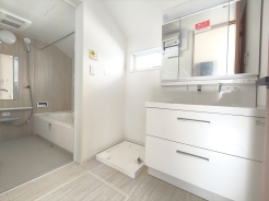 清潔なパウダールームは身だしなみチェックや肌のお手入れに最適です。収納もあり、スッキリと見映えの良い空間に拵えました。時間に余裕とゆとりを持たせます。
■小金井市前原町4丁目　新築戸建て■