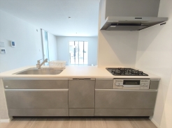 キッチンからリビング全体を見渡せるので、小さなお子様がいらしても様子を見ながら家事ができますね。
■小金井市前原町4丁目　新築戸建て■