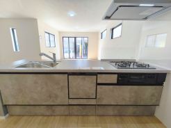 家族が集まるリビングダイニングキッチンは自然とコミュニケーションが取れる設計となっております。
■昭島市緑町3　新築一戸建■