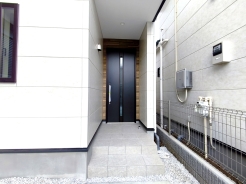 お家に出会う人々を出迎える玄関先だからこそ、広々清潔感あふれる空間にしたいもの。毎日明るい空間をキープします。
■昭島市緑町3　新築一戸建■