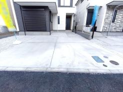 カースペース2台駐車可能。通勤用、家庭用で分けて駐車できるので日々の生活も快適ですね。
■昭島市緑町3　新築一戸建■