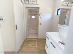 サニタリースペースには窓が備えられております。毎朝の身支度も、陽の光差し込む明るい空間で、快適にお使い頂けそうです。
■昭島市緑町3　新築一戸建■