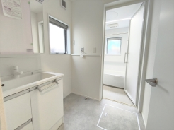 サニタリースペースには窓が備えられております。毎朝の身支度も、陽の光差し込む明るい空間で、快適にお使い頂けそうです。
■八王子市東浅川町　新築一戸建て■