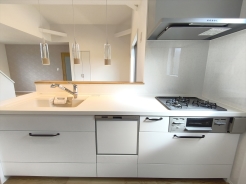 キッチンに立った位置から、リビングにいる家族に目線が届く見守りキッチン！
■八王子市東浅川町　新築一戸建て■