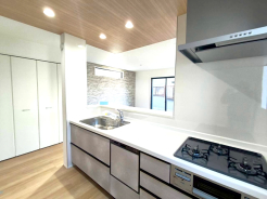 食器洗浄乾燥機、ビルトイン浄水器が装備された対面式カウンターキッチン。リビングが見渡せる設計は、小さなお子様がいるご家庭でも料理をしながら様子が伺える安心設計
■立川市富士見町4　新築一戸建■