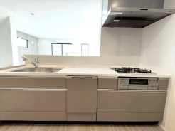 白を基調とした清潔感あふれるキッチン。穏やかな時間が流れます。食洗機もついて家事も軽減！■立川市富士見町2　新築一戸建て■
