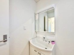 きれいと使いやすさを追求した洗面台。たっぷり間口の洗面ボウルはちょっとした手洗いにも最適です。
■多摩市桜ヶ丘1　新築一戸建■