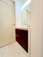 大きな三面鏡がついた洗面化粧台。鏡の裏にも収納があり洗面台がすっきりと片付きます。朝の身支度にも大変便利です。■八王子市万町　新築一戸建て■
