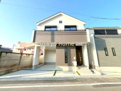 外壁にサイディング利用で、長く住んでも汚れにくい特徴があります。「ずっと住み続ける家」を実現した邸宅です。■八王子市万町　新築一戸建て■
