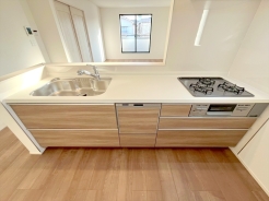 清潔感のある人造大理石トップ、シンク前収納、食器洗浄乾燥機、ビルトイン浄水器などが標準装備■八王子市万町　新築一戸建て■
